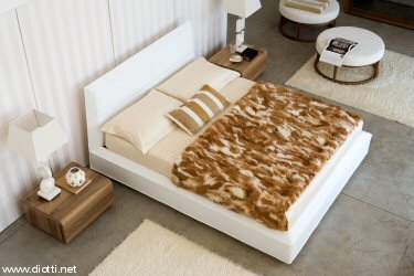 Diamante letto in pelle bianca 